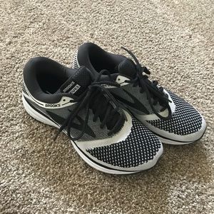 Women’s Brooks Revel sz 8.5